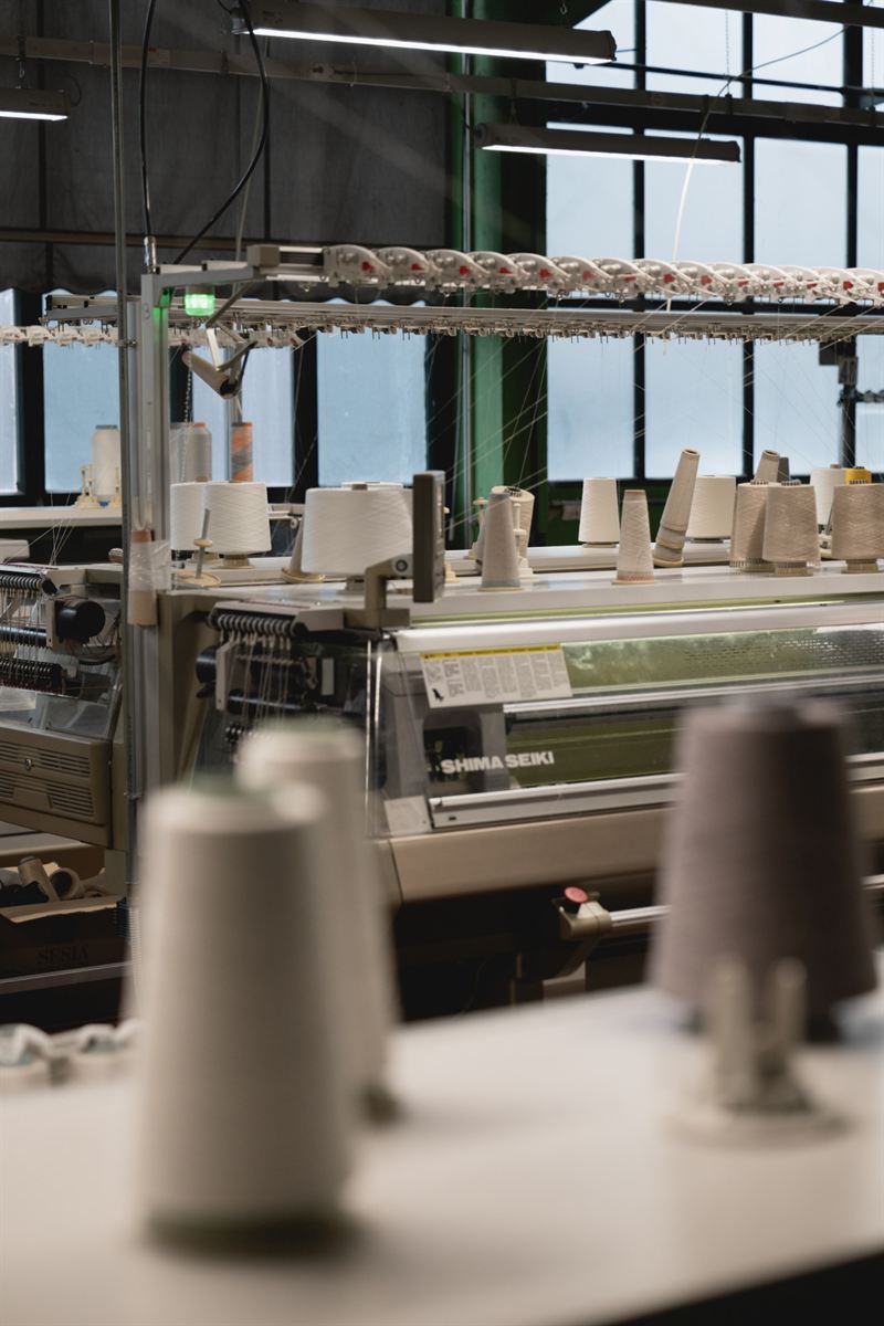 SHIMA SEIKI knitting machine with yarn cones